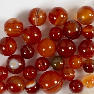 Agat stenperler, diam. 6+8+10 mm, hulstr. 0,9-1 mm, brændt orange, rød, 28 stk./ 1 pk.